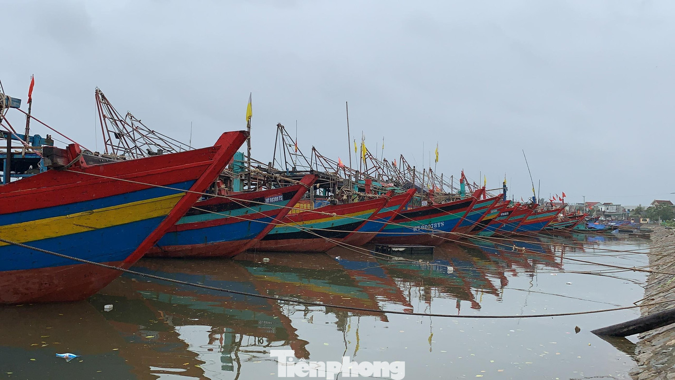 Ghi nhận chiều 13/10, tàu thuyền của ngư dân Nghệ An đã vào luồng lạch để tránh bão. Ảnh: Thu Hiền
