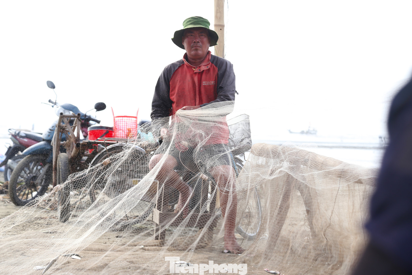 Ngư dân vùng bãi ngang Nghệ An cho biết, nghề biển tuy vất vả nhưng khi trúng luồng hải sản lớn họ có thể trang trải cuộc sống và tiếp tục bám biển mưu sinh. “Nghề đi biển có ngày trúng thì thu tiền triệu, nhưng cũng có ngày không đủ tiền dầu”, ngư dân Phạm Văn Sỹ (62 tuổi) chia sẻ.