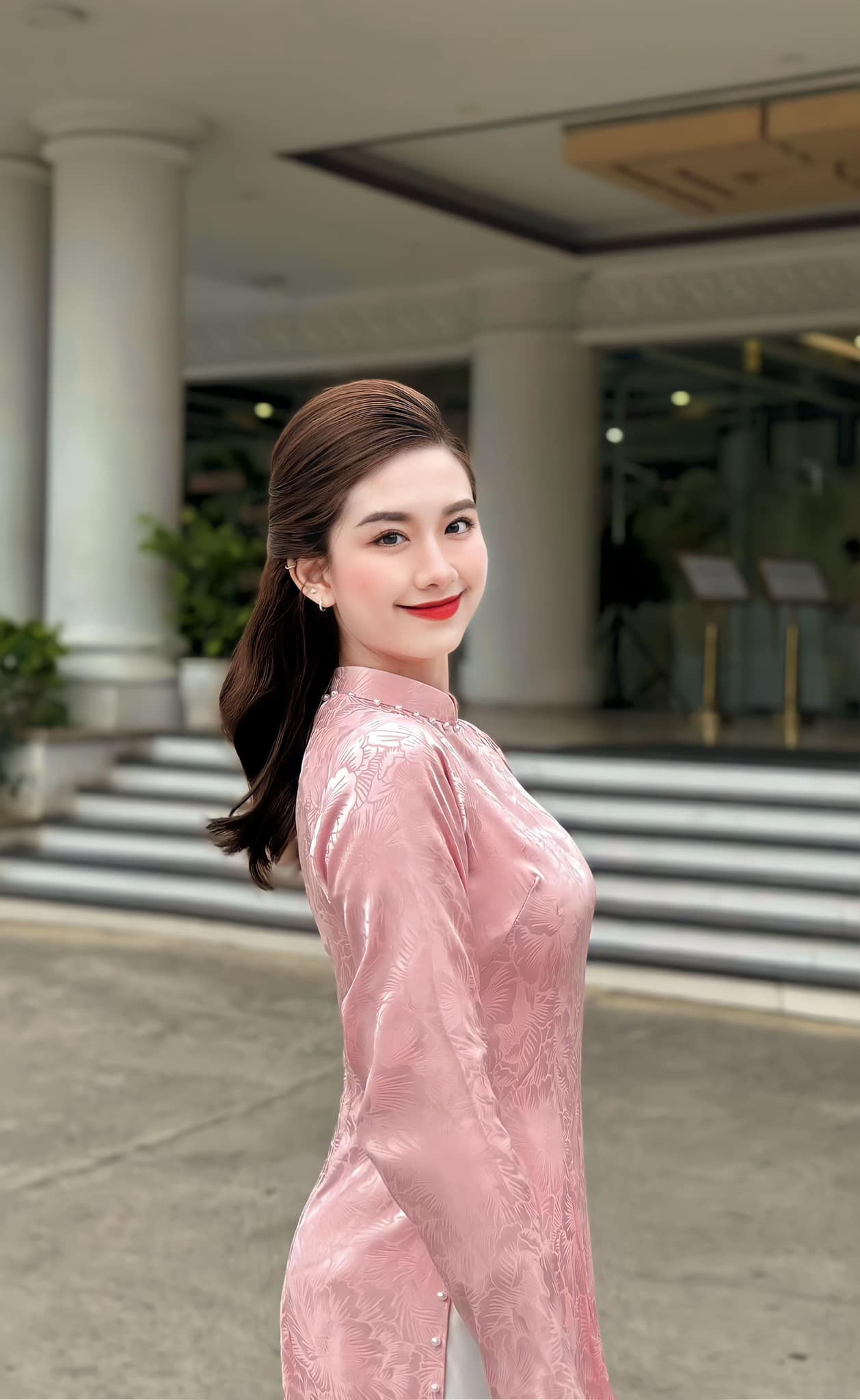 Gương mặt xinh đẹp, làn da trắng mịn cùng phong thái tự tin, thanh lịch, Doanh Nhi nhanh chóng “ghi điểm” với cộng đồng mạng.