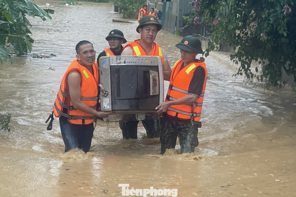 Hỗ trợ người dân di dời tài sản trong mưa