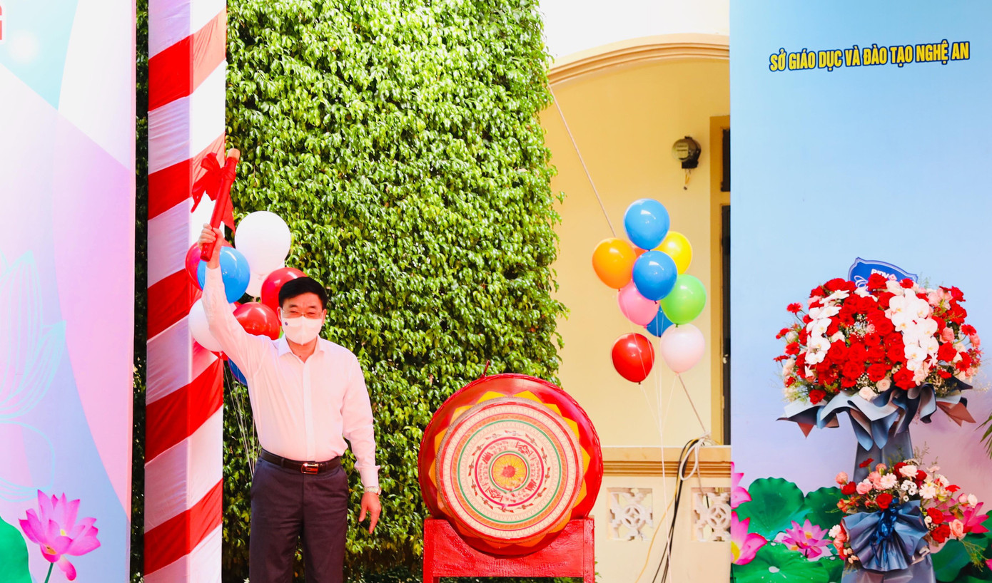 Ông Nguyễn Văn Thông - Phó Bí thư tỉnh ủy Nghệ An đánh trống khai giảng năm học mới 2021 - 2022 Ông Nguyễn Văn Thông - Phó Bí thư tỉnh ủy Nghệ An đánh trống khai giảng năm học mới 2021 - 2022