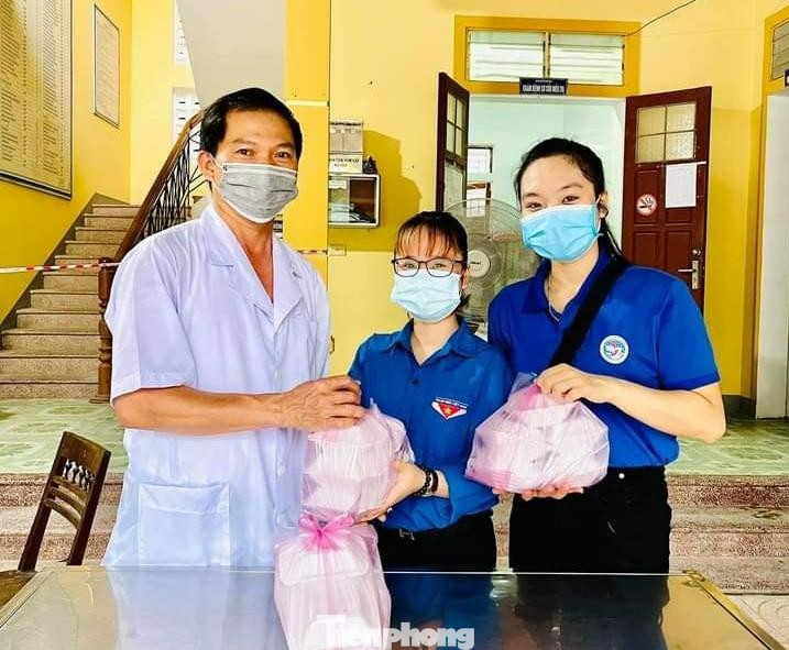 Khánh Nhi (ở giữa) tiếp sức cho lực lượng tuyến đầu. Khánh Nhi (ở giữa) tiếp sức cho lực lượng tuyến đầu.