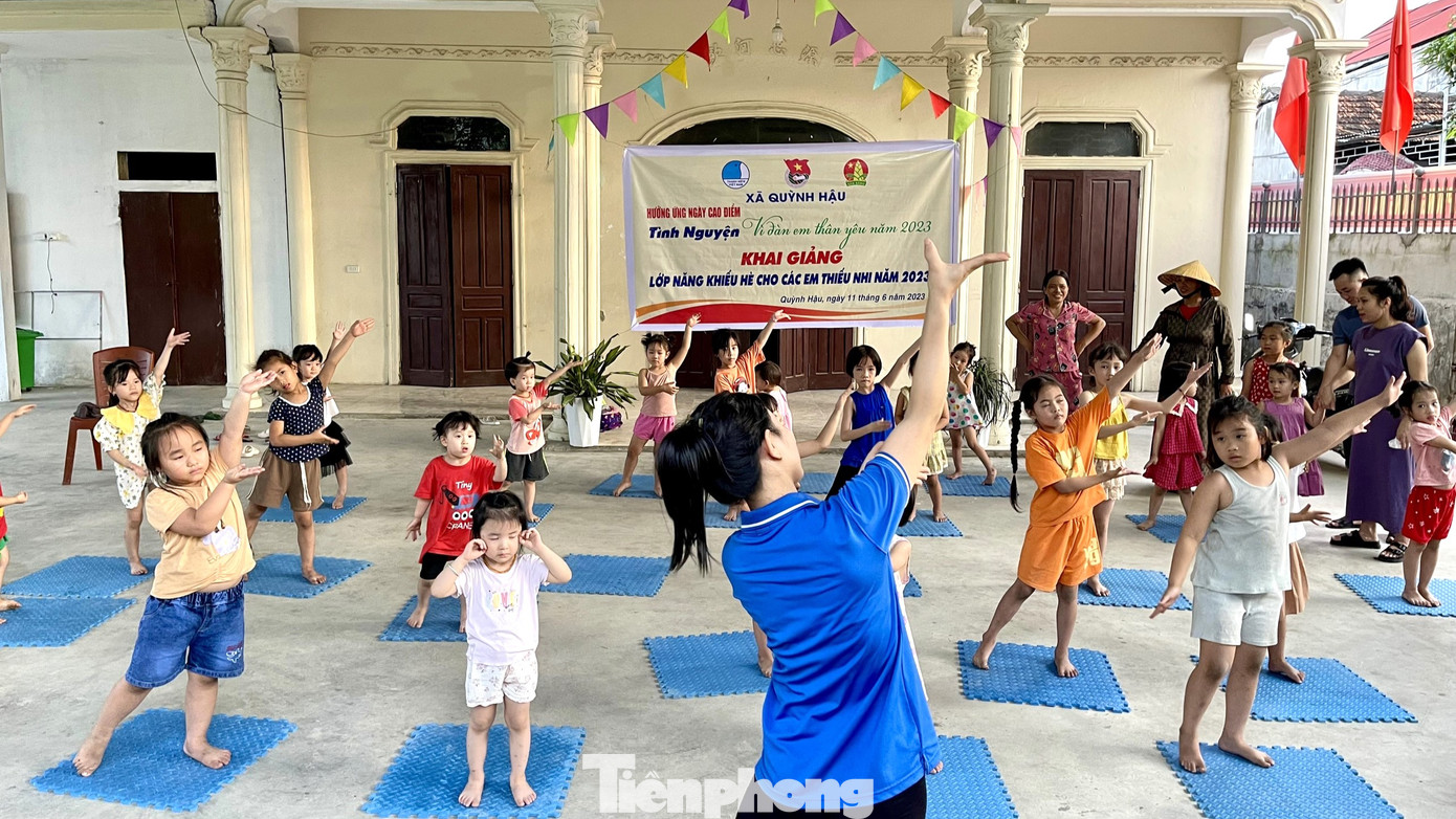 Cùng ngày, tại các cấp bộ Đoàn, Hội, Đội cũng đồng loạt triển khai các hoạt động hưởng ứng Ngày cao điểm "Chiến sĩ tình nguyện vì đàn em thân yêu" gồm: Thăm hỏi, động viên, tặng các suất quà, học bổng cho các em thiếu nhi có hoàn cảnh khó khăn, triển khai mô hình Gia sư áo xanh ôn tập và dạy văn hóa hè cho thiếu nhi; tổ chức các lớp học tiếng Anh, lớp dạy kỹ năng miễn phí cho học sinh; tặng suất cơm và quà miễn phí cho trẻ mồ côi; cắt tóc miễn phí cho thiếu nhi; tuyên truyền và lắp đặt hệ thống biển cảnh báo phòng chống đuối nước và tai nạn thương tích cho thanh thiếu nhi;... Cùng ngày, tại các cấp bộ Đoàn, Hội, Đội cũng đồng loạt triển khai các hoạt động hưởng ứng Ngày cao điểm "Chiến sĩ tình nguyện vì đàn em thân yêu" gồm: Thăm hỏi, động viên, tặng các suất quà, học bổng cho các em thiếu nhi có hoàn cảnh khó khăn, triển khai mô hình Gia sư áo xanh ôn tập và dạy văn hóa hè cho thiếu nhi; tổ chức các lớp học tiếng Anh, lớp dạy kỹ năng miễn phí cho học sinh; tặng suất cơm và quà miễn phí cho trẻ mồ côi; cắt tóc miễn phí cho thiếu nhi; tuyên truyền và lắp đặt hệ thống biển cảnh báo phòng chống đuối nước và tai nạn thương tích cho thanh thiếu nhi;...
