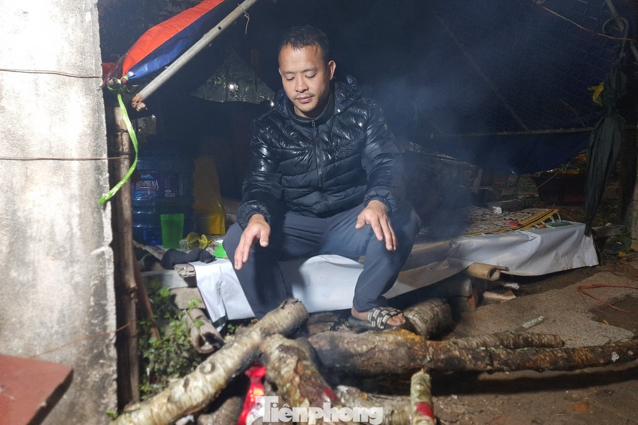 Người dân đốt lửa sưởi ấm trong ngày rét đậm, rét hại