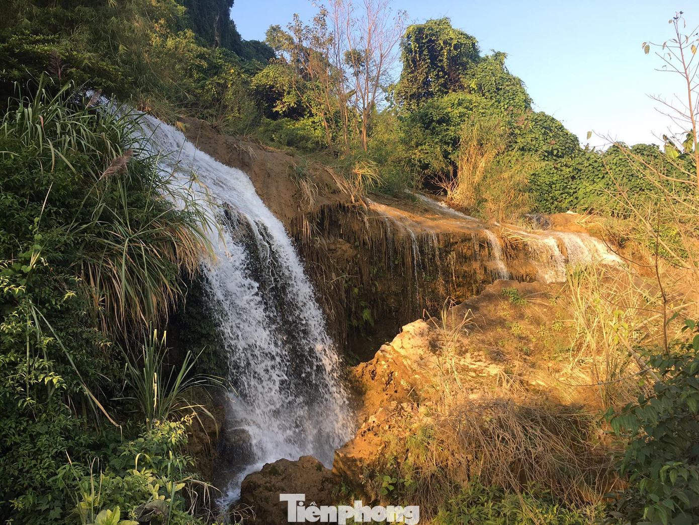 Thác nước bắt nguồn từ một khe suối mát lạnh, trong veo trong lòng đất.