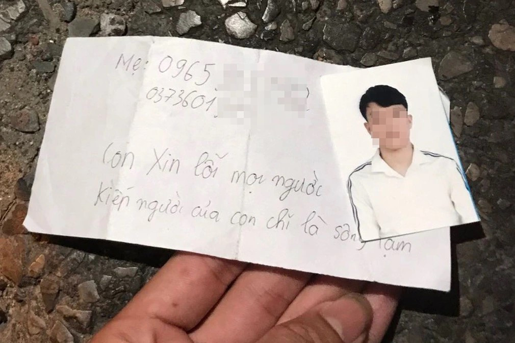 Mảnh giấy và bức ảnh chân dung anh L. để lại trên cầu