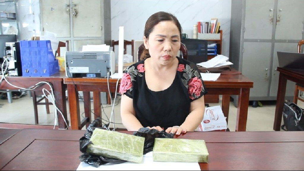 Đối tượng Nguyễn Thị Hiền cùng tang vật trong chuyên án.