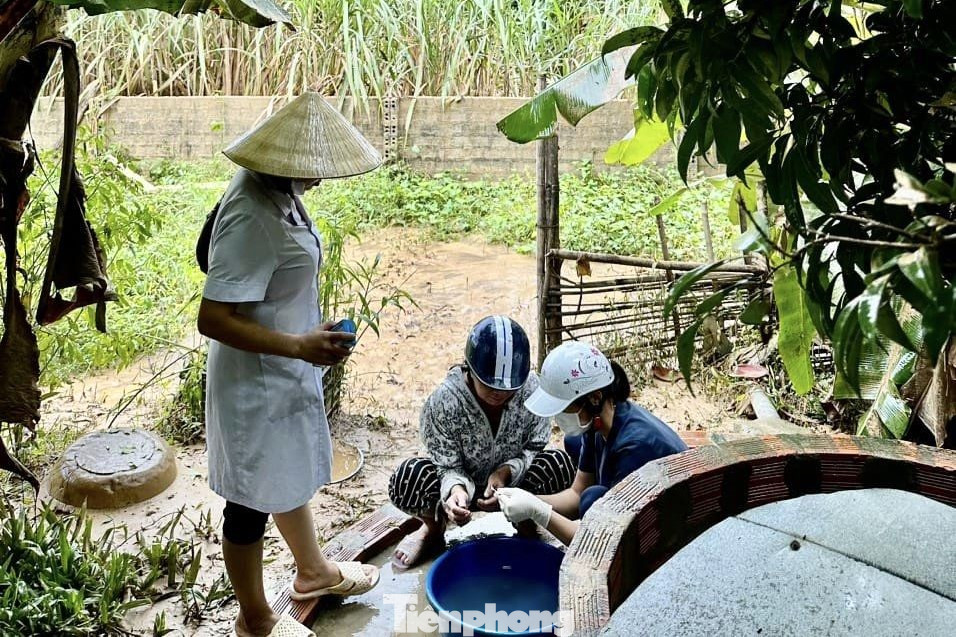 Cán bộ y tế kiểm tra nguồn nước sau lũ. Cán bộ y tế kiểm tra nguồn nước sau lũ.