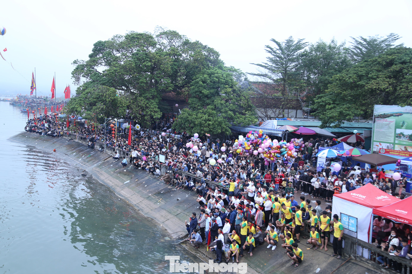 Giải đua thuyền truyền thống là một phần quan trọng trong chương trình lễ hội Đền Cờn, thể hiện tinh thần đoàn kết, ý chí vươn lên của những người dân vùng biển.