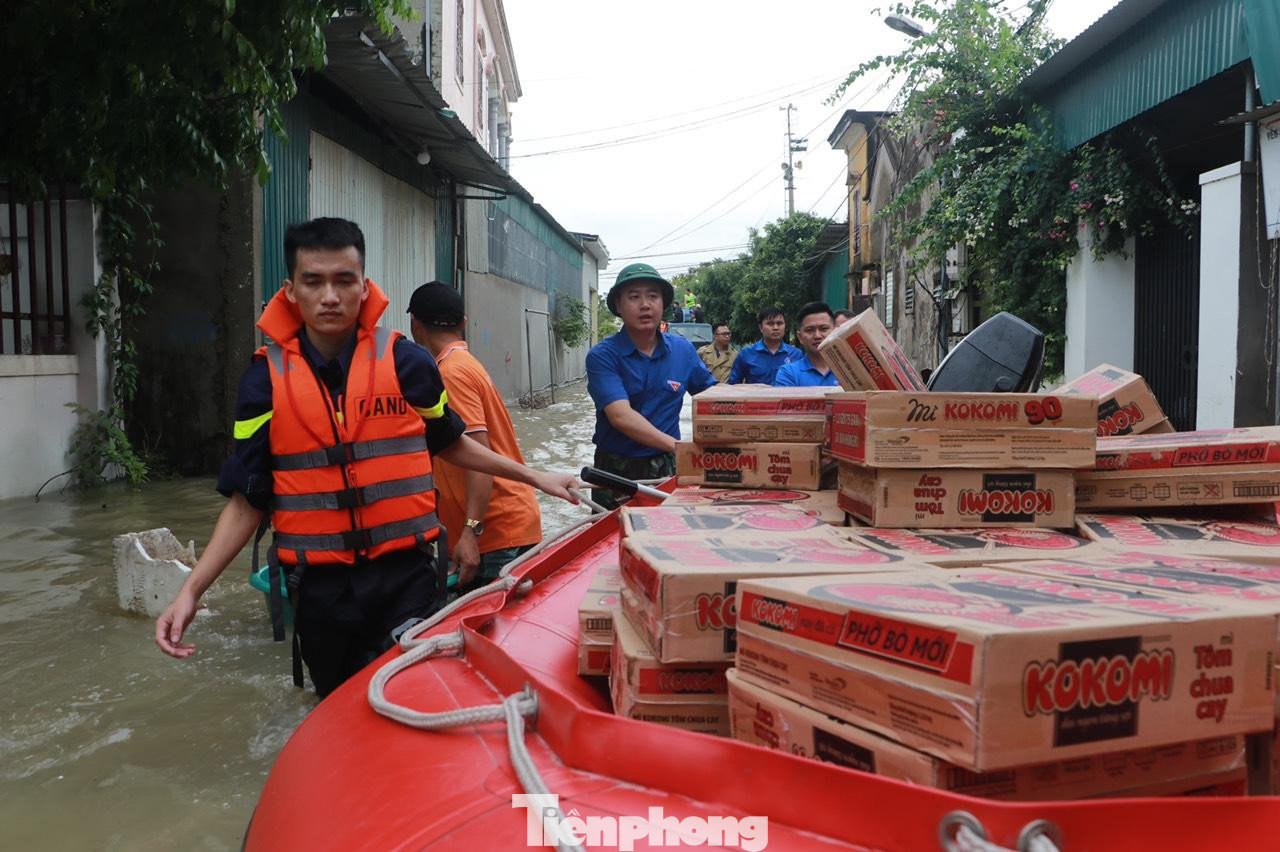 Ngày 30/9, anh Lê Văn Lương, Bí thư Tỉnh Đoàn Nghệ An đã tới thăm và hỗ trợ nước uống, nhu yếu phẩm cho các gia đình khó khăn bị ngập lụt tại xã Quỳnh Hồng, huyện Quỳnh Lưu.