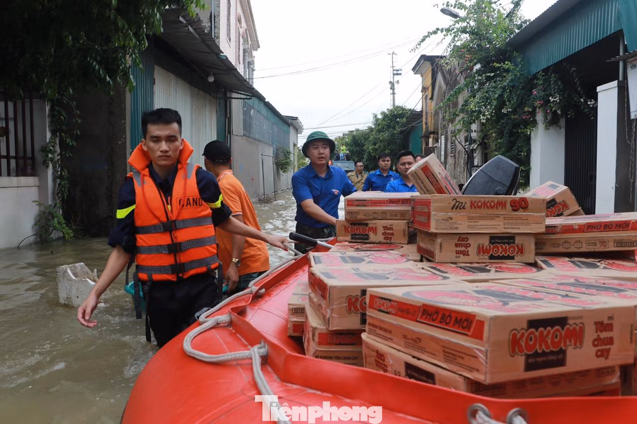 Ngày 30/9, anh Lê Văn Lương, Bí thư Tỉnh Đoàn Nghệ An đã tới thăm và hỗ trợ nước uống, nhu yếu phẩm cho các gia đình khó khăn bị ngập lụt tại xã Quỳnh Hồng, huyện Quỳnh Lưu.
