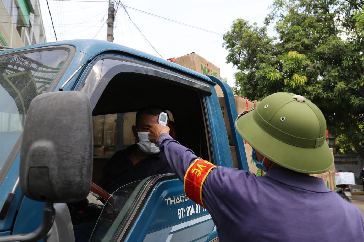 Người dân ra vào chợ đều phải thực hiện các biện pháp phòng, chống dịch