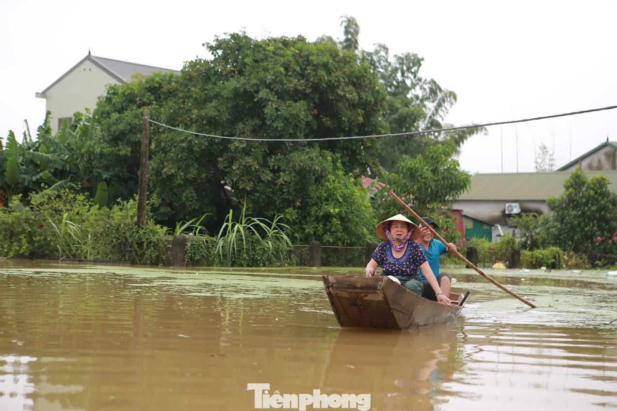 Mưa lũ cũng khiến 39 vị trí ngập đang đóng đường. Các vị trí ngập được đơn vị quản lý phối hợp chính quyền địa phương, Công an, Thanh tra GTVT,… bố trí rào chắn, biển báo, tổ chức trực gác 24/24 để đóng đường, cấm người, phương tiện qua lại, tổ chức phân luồng đảm bảo ATGT, an ninh trật tự.