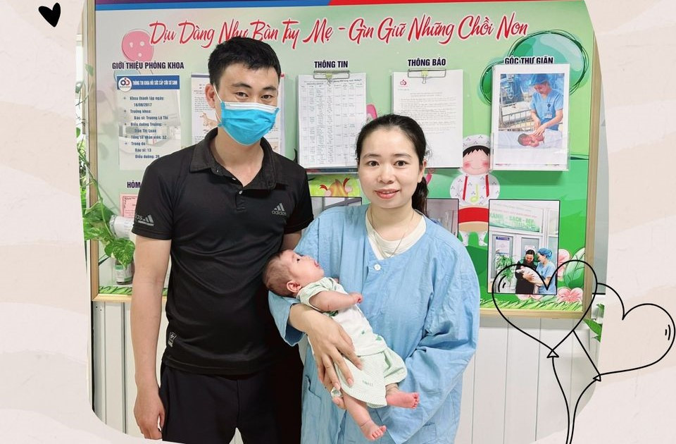 Bé được xuất viện trong niềm hạnh phúc của gia đình.