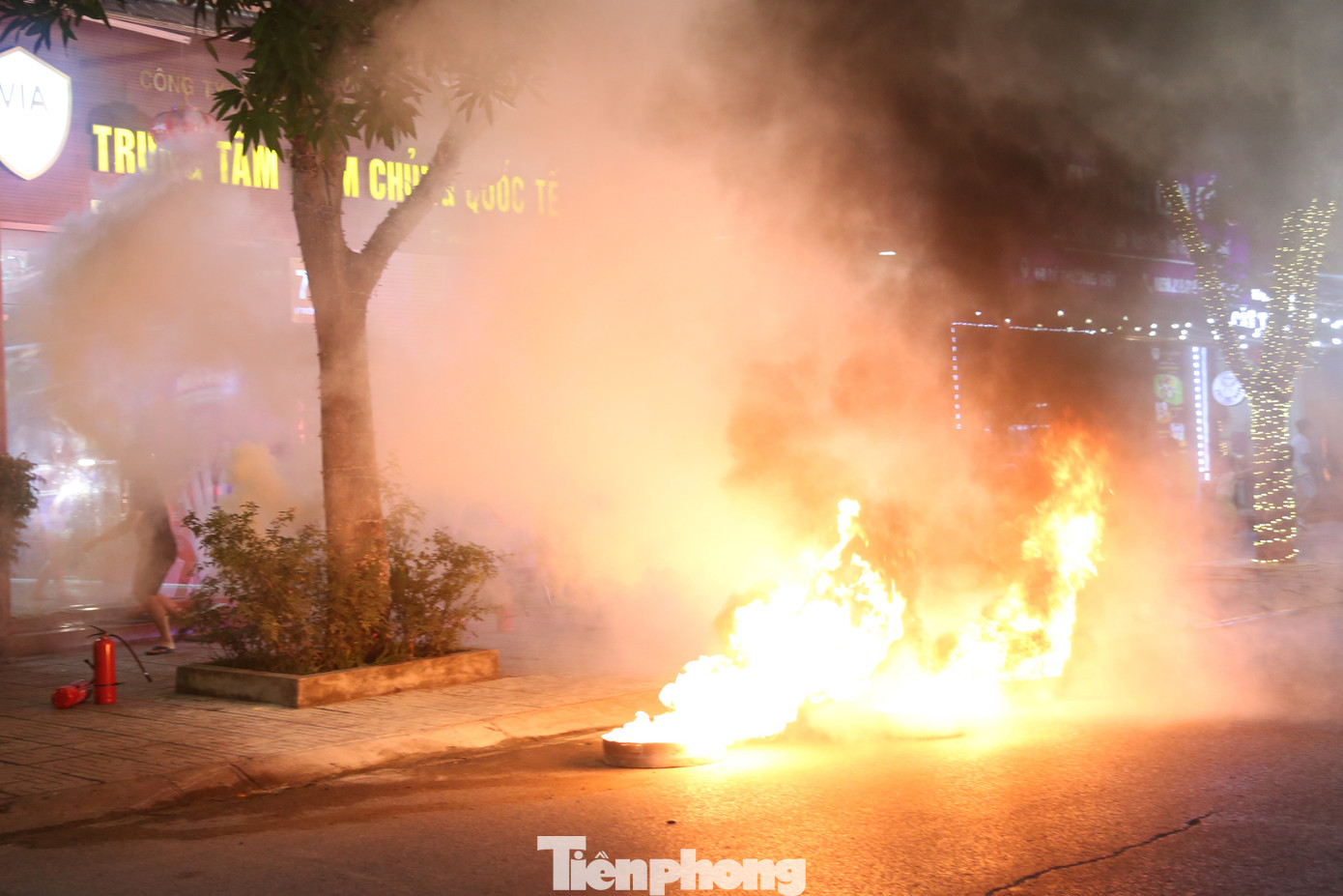 Tình huống giả định: Hồi 19h30 phút ngày X tháng Y năm Z xảy ra cháy tại khu vực phòng khám trung tâm tiêm chủng vắc xin Việt An với diện tích 50m2 nằm tại phía trước tầng 1 ngôi nhà số 72, đường Lý Thường Kiệt do ông Trần Việt An làm chủ hộ.