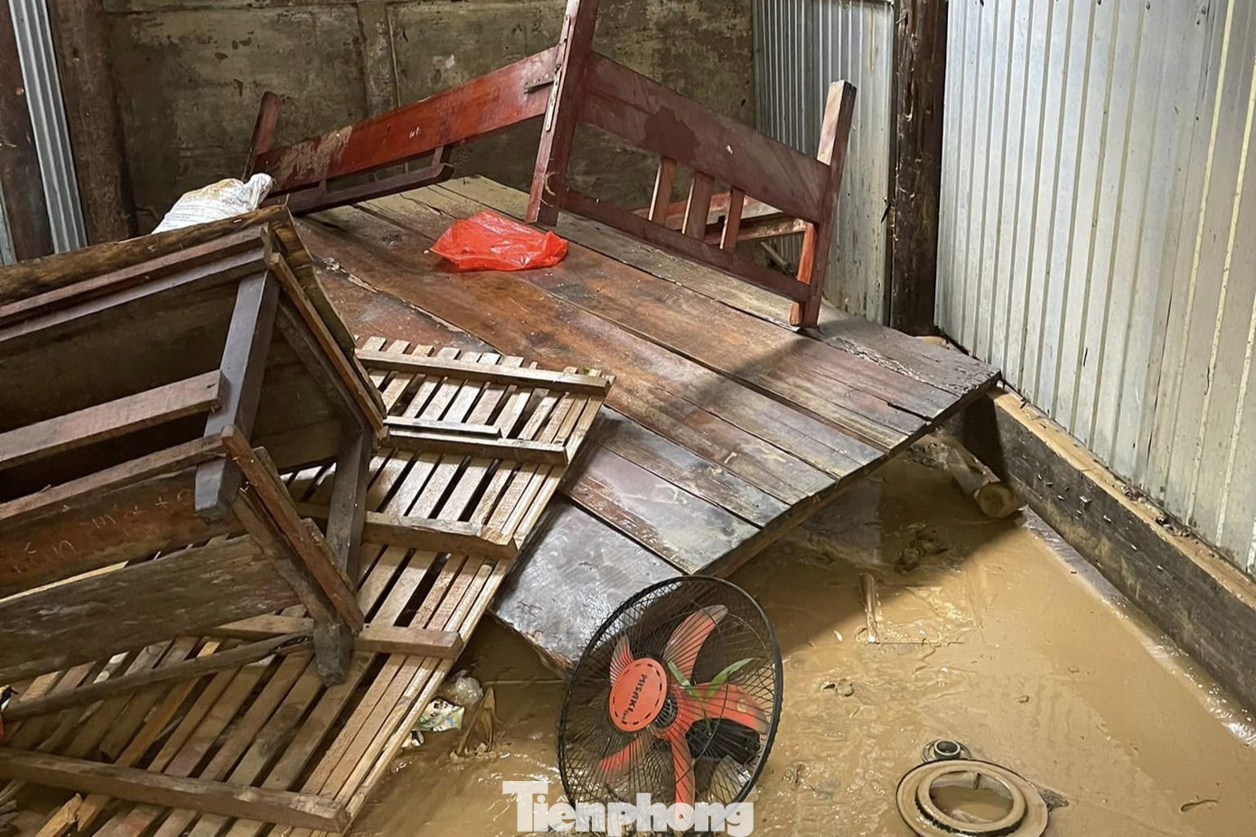 Phía bên trong các phòng trọ, bàn ghế, giường, quạt đều bị hư hỏng.