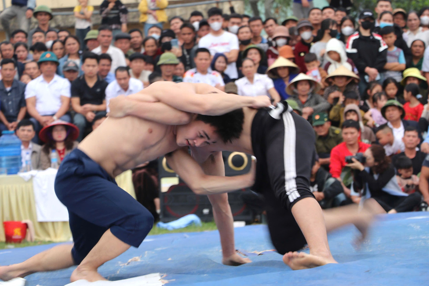 Hội vật không quy định về trang phục, lứa tuổi, cân nặng. Các đô vật cảm thấy có thể đấu với nhau là vào sân so tài. Hội vật không quy định về trang phục, lứa tuổi, cân nặng. Các đô vật cảm thấy có thể đấu với nhau là vào sân so tài.