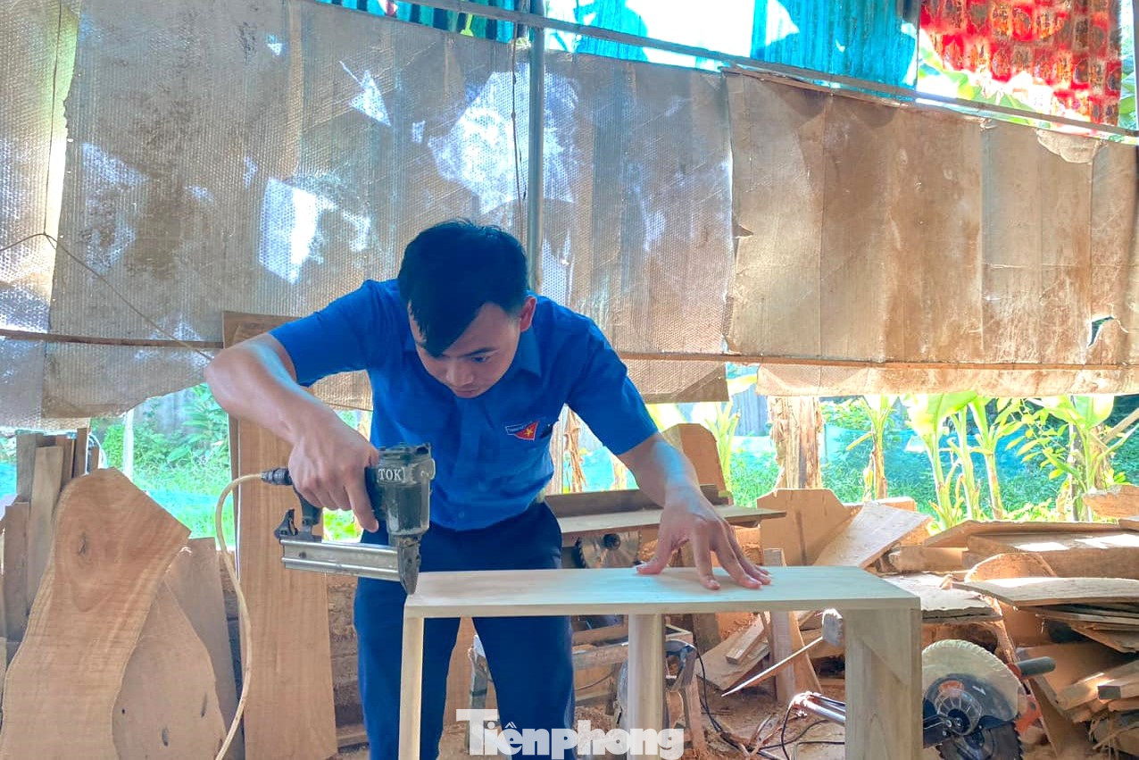 Tỉ mỉ hoàn thiện giá sách