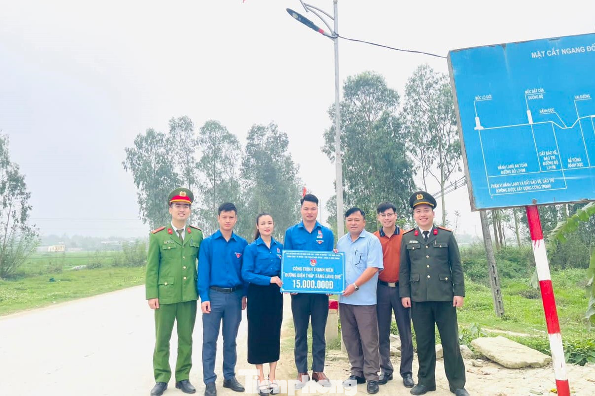 Chi đoàn Công an huyện Hưng Nguyên phối hợp các Chi đoàn khối cơ quan huyện hoàn thành xây dựng, bàn giao công trình “Đường điện thắp sáng làng quê” đoạn đi qua trục đường chính xã Hưng Trung dài 400m.