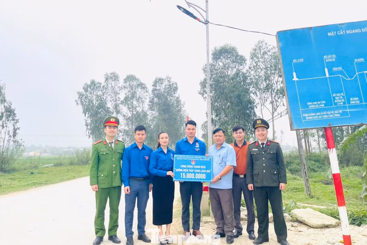 Chi đoàn Công an huyện Hưng Nguyên phối hợp các Chi đoàn khối cơ quan huyện hoàn thành xây dựng, bàn giao công trình “Đường điện thắp sáng làng quê” đoạn đi qua trục đường chính xã Hưng Trung dài 400m. Chi đoàn Công an huyện Hưng Nguyên phối hợp các Chi đoàn khối cơ quan huyện hoàn thành xây dựng, bàn giao công trình “Đường điện thắp sáng làng quê” đoạn đi qua trục đường chính xã Hưng Trung dài 400m.