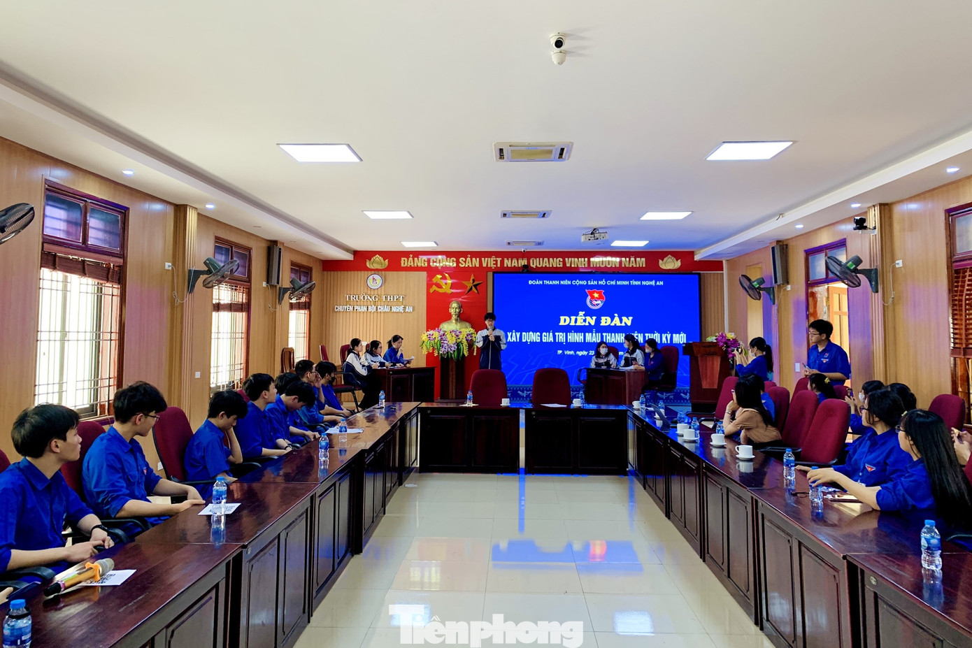 Xây dựng hình mẫu thanh niên thời kỳ mới là chủ đề mà Đoàn trường THPT chuyên Phan Bội Châu chọn để tổ chức trong tuần lễ áo xanh. Tiên phong, sáng tạo, khát vọng, bản lĩnh là các giá trị được chọn để xây dựng hình mẫu thanh niên trong thời kỳ mới. Xây dựng hình mẫu thanh niên thời kỳ mới là chủ đề mà Đoàn trường THPT chuyên Phan Bội Châu chọn để tổ chức trong tuần lễ áo xanh. Tiên phong, sáng tạo, khát vọng, bản lĩnh là các giá trị được chọn để xây dựng hình mẫu thanh niên trong thời kỳ mới.