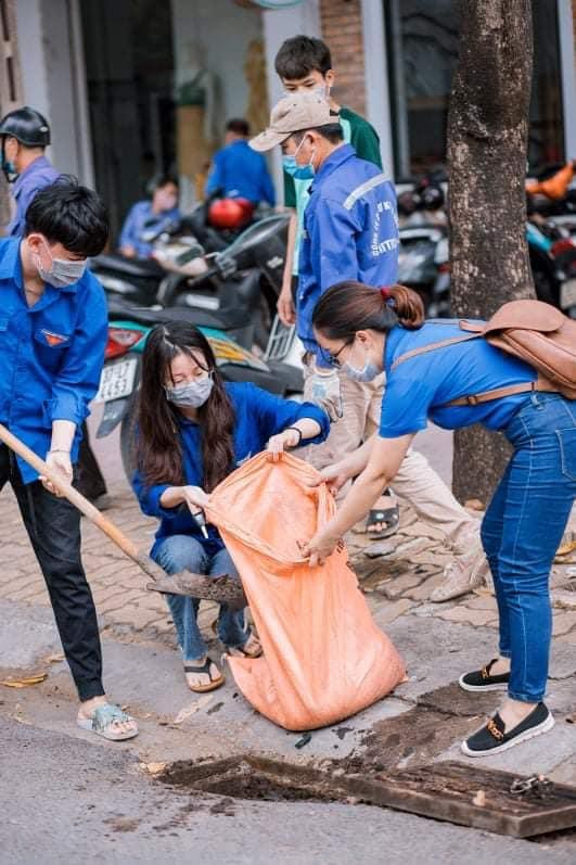 Có mặt tại tuyến đường Nguyễn Văn Cừ từ rất sớm, các “áo xanh tình nguyện” đã khởi động công việc làm sạch hệ thống cống thoát nước. Đây là một trong những điểm ngập úng nặng nhất trong mùa mưa trên địa bàn thành phố Vinh. Cùng với lực lượng dân quân tự về và người dân địa phương, các bạn đoàn viên, thanh niên tích cực nạo vét, làm sạch hệ thống cống, khơi thông dòng chảy.