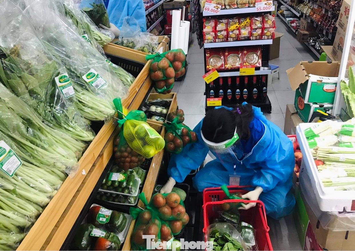 Bạn Lê Thị Cẩm Tú, Đoàn phường Vinh Tân cho biết: “Công việc bắt đầu từ 6h sáng cho đến hết buổi chiều, có khi tối muộn. Mặc bộ đồ bảo hộ hơi khó di chuyển nhưng sẽ đảm bảo an toàn hơn. Với quyết tâm bảo đảm thực phẩm cho người dân yên tâm ở nhà chống dịch, chúng tôi cố gắng hoàn thành nhiệm vụ. Những lời cảm ơn, động viên của người dân là nguồn động lực để anh em tiếp tục cố gắng, dù nguy hiểm luôn tiềm ẩn”.