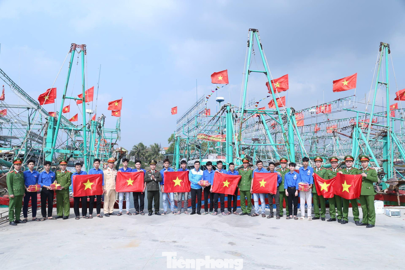 Tính đến nay, tuổi trẻ Công an Nghệ An đã thực hiện hơn 300 công trình, phần việc thanh niên; hơn 500 đội hình tình nguyện tại chỗ huy động hơn 5.000 lượt đoàn viên thanh niên tham gia. Trong ảnh: Trao tặng 200 lá cờ Tổ quốc cho ngư dân xã Quỳnh Bảng, huyện Quỳnh Lưu ra khơi bám biển. Ảnh: Thu Hiền.