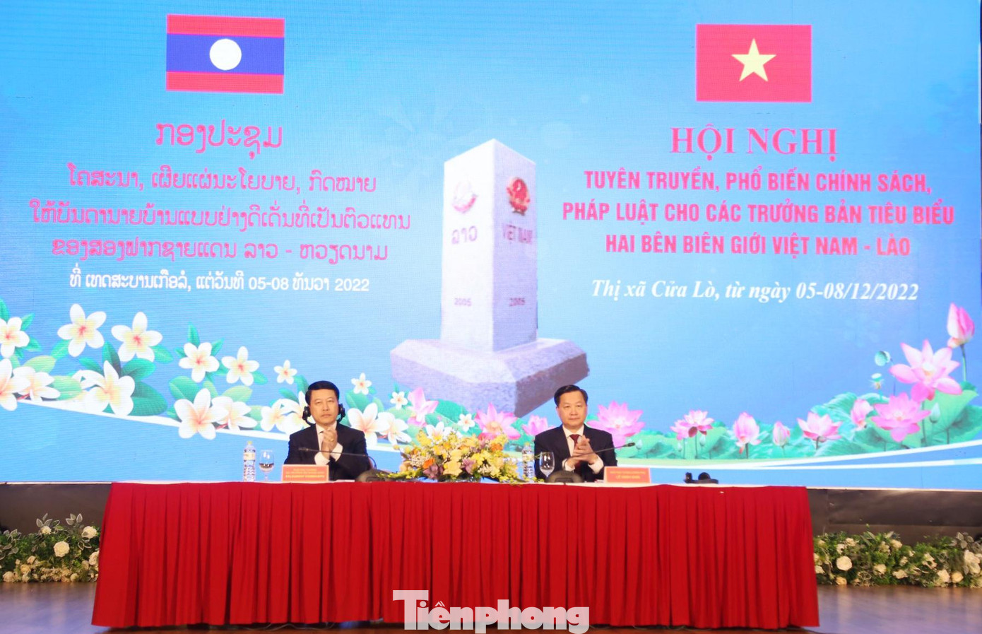 Phó Thủ tướng Chính phủ Việt Nam Lê Minh Khái và Ủy viên Bộ Chính trị, Phó Thủ tướng Chính phủ, Bộ trưởng Bộ Ngoại giao Lào Saleumxay Kommasith đồng chủ trì hội nghị.