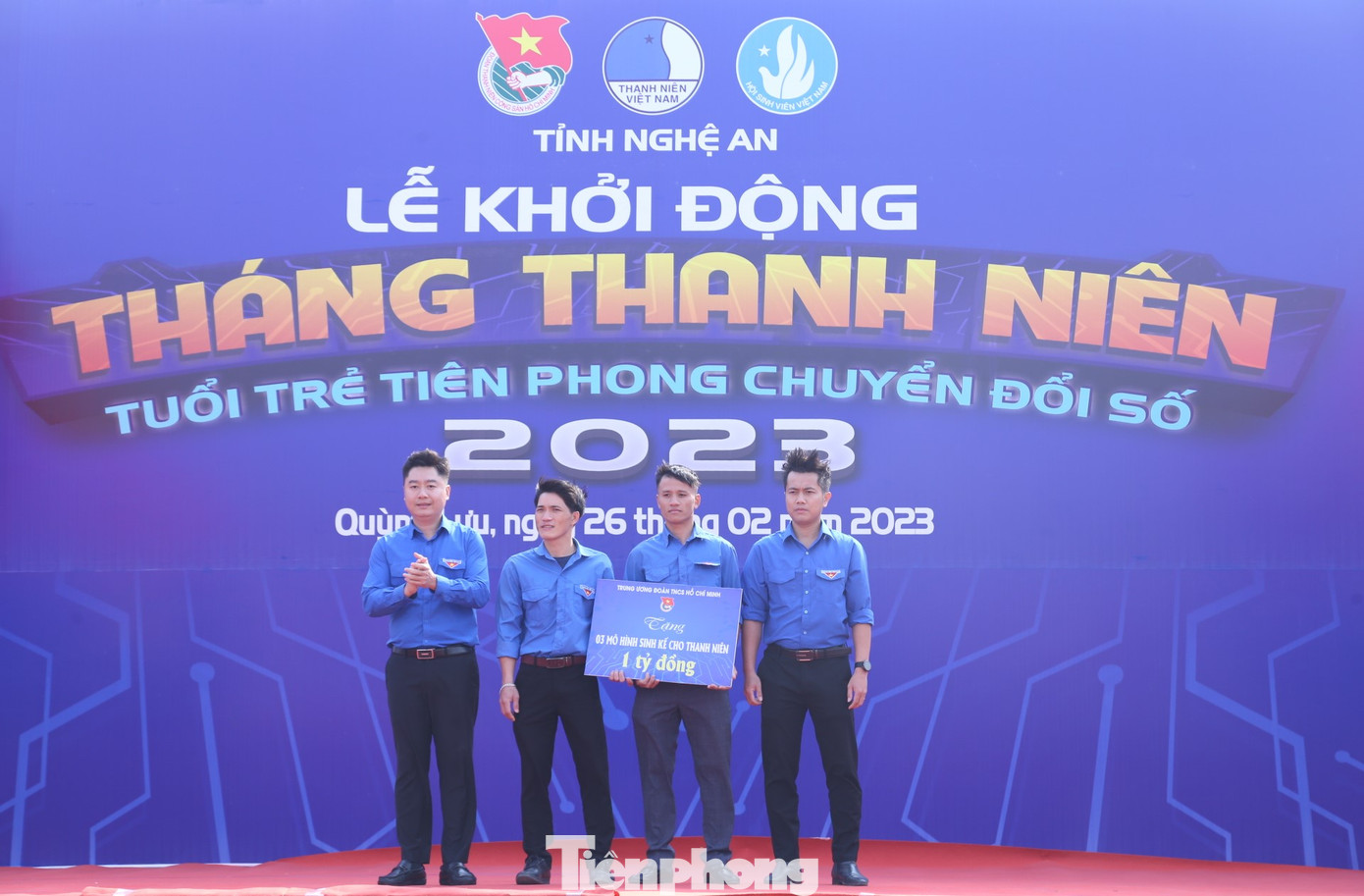 Dịp này, Trung tâm Hỗ trợ Thanh thiếu nhi Việt Nam – T.Ư Đoàn trao tặng 3 mô hình sinh kế cho đoàn viên, thanh niên tại xã Hữu Khuông, Tam Hợp, huyện Tương Dương và xã Châu Thắng, huyện Quỳ Châu với tổng trị giá 1 tỷ đồng.