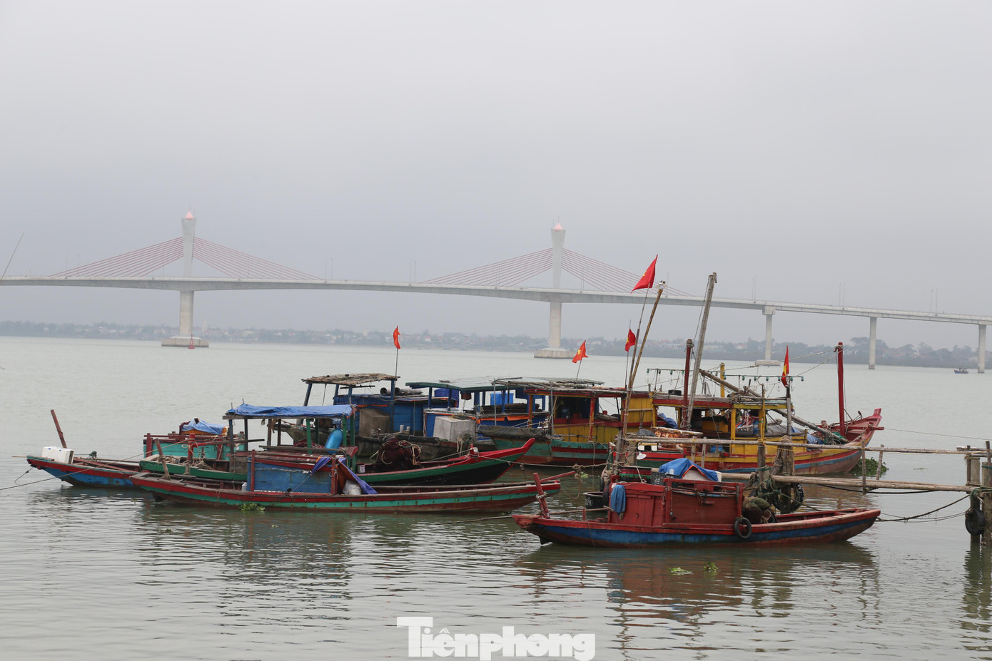 Toàn tỉnh Nghệ An có khoảng 3.400 tàu thuyền lớn nhỏ, trong đó hơn 1.000 tàu có công suất lớn đánh bắt xa bờ chịu ảnh hưởng nặng nề từ giá xăng dầu tăng cao. Với gần 20.000 lao động hoạt động trên biển, 2 năm qua, ngư dân đã gặp khó khăn do dịch bệnh, nay lại phải đối mặt với khủng hoảng giá dầu.
