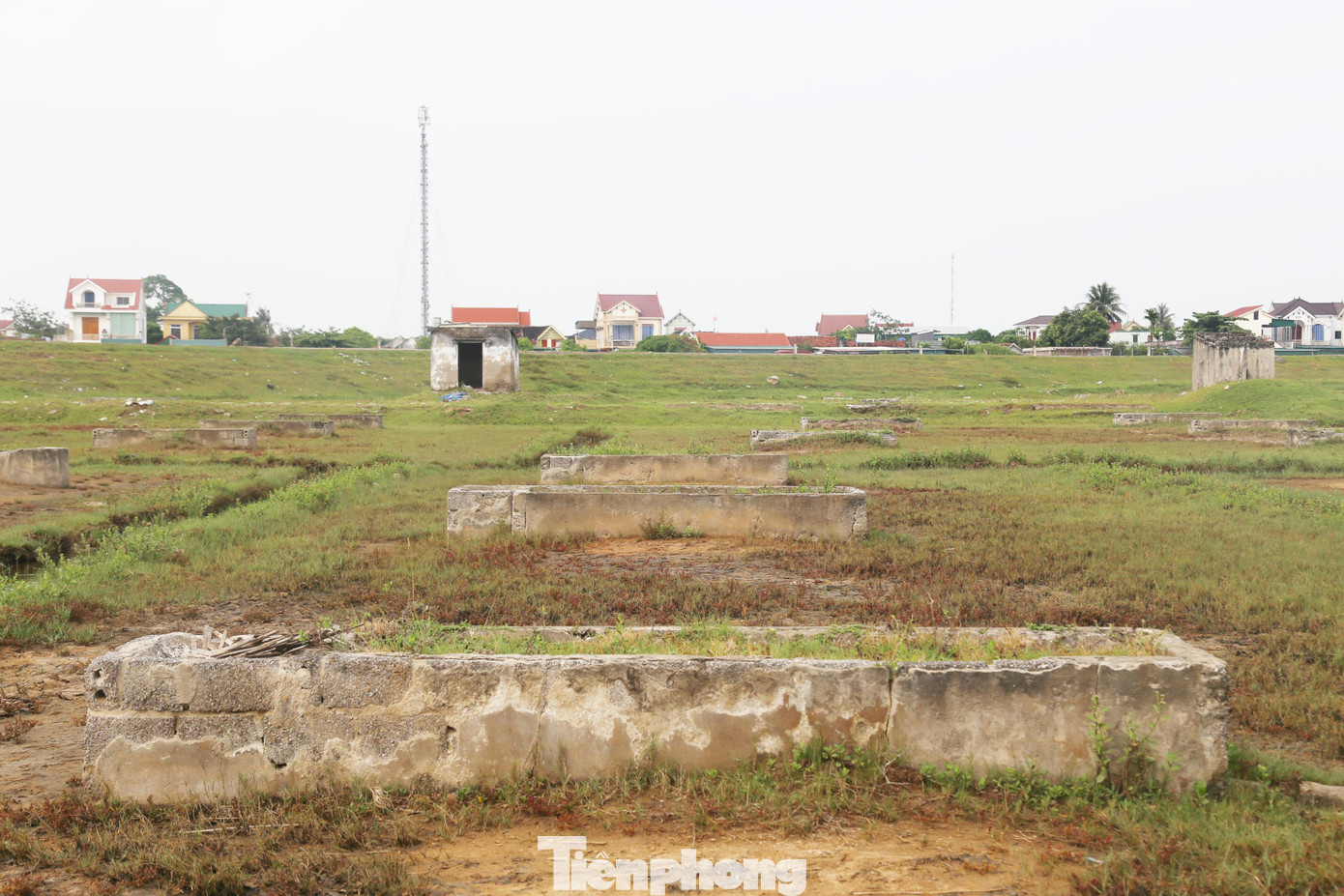 Ông Hoàng Ngọc Biên, Chủ nhiệm HTX muối Vạn Nam cho biết, mỗi năm nghề muối chỉ sản xuất được trong khoảng 3 tháng nắng nóng. Thời gian để hoang dài, các ô kết tinh, ô chạt lọc, thậm chí là cát biển lọc nước cũng bị hư hỏng, phải làm lại khi bước vào vụ mới nên chi phí đầu tư cũng khá lớn. Trong khi đó, giá muối thấp nên người dân không muốn theo.