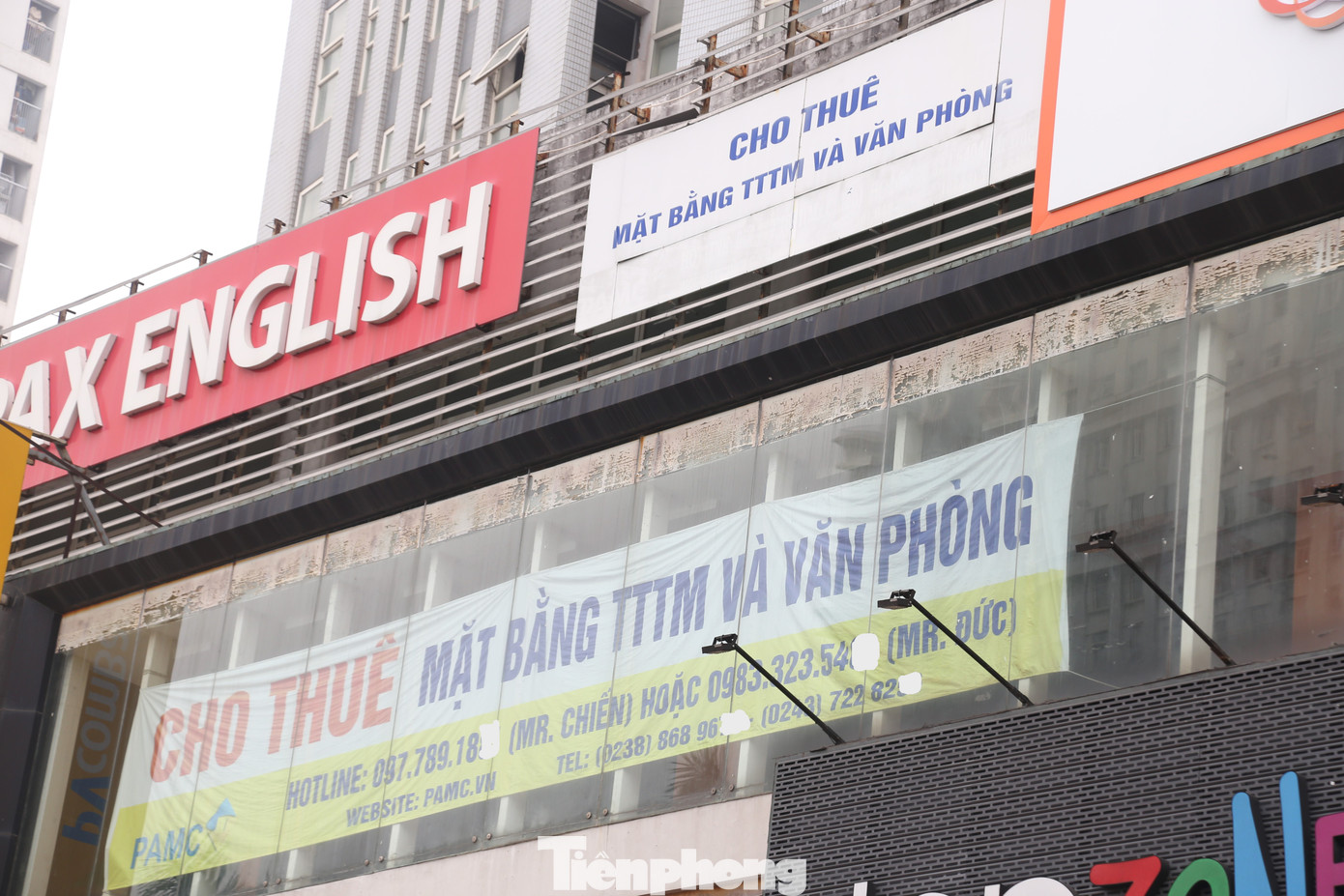 Từ cuối năm 2023 đến nay, không ít khách thuê mặt bằng phải “tháo chạy” là do hoạt động kinh doanh thua lỗ. Để thu hút, các chủ tòa nhà buộc phải tung ra các gói ưu đãi như trả tiền thuê 12 tháng tặng 1 tháng, hay giảm 30% giá thuê cho văn phòng trọn gói,…