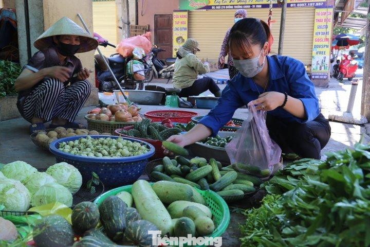 Khánh Nhi đi chợ giúp người dân vùng dịch. Khánh Nhi đi chợ giúp người dân vùng dịch.