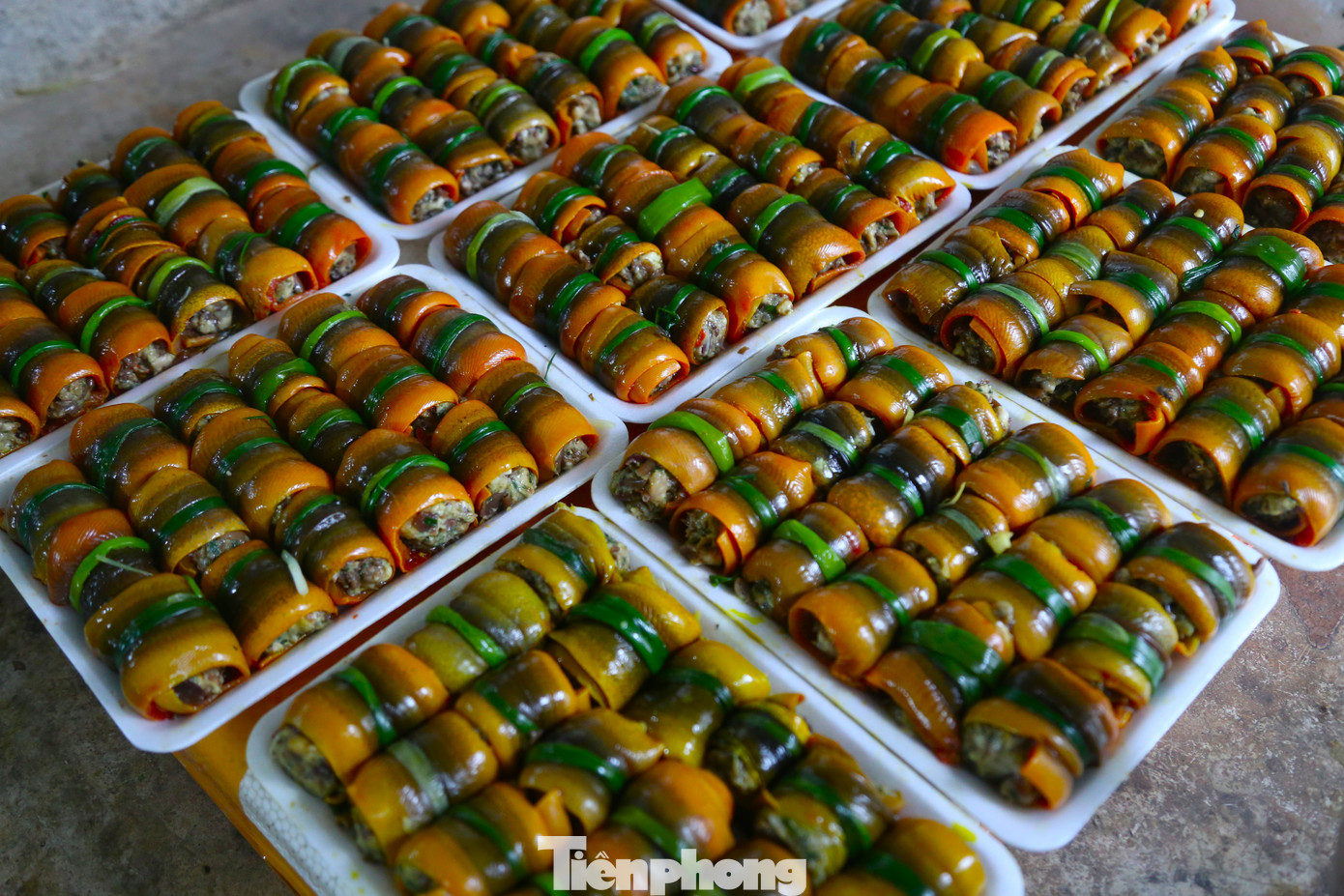 Món lươn cuộn thịt sau khi sơ chế xong sẽ được đóng gói cẩn thận cho vào ngăn đông lạnh đưa đi tiêu thụ khắp nơi. Món lươn cuộn thịt sau khi sơ chế xong sẽ được đóng gói cẩn thận cho vào ngăn đông lạnh đưa đi tiêu thụ khắp nơi.