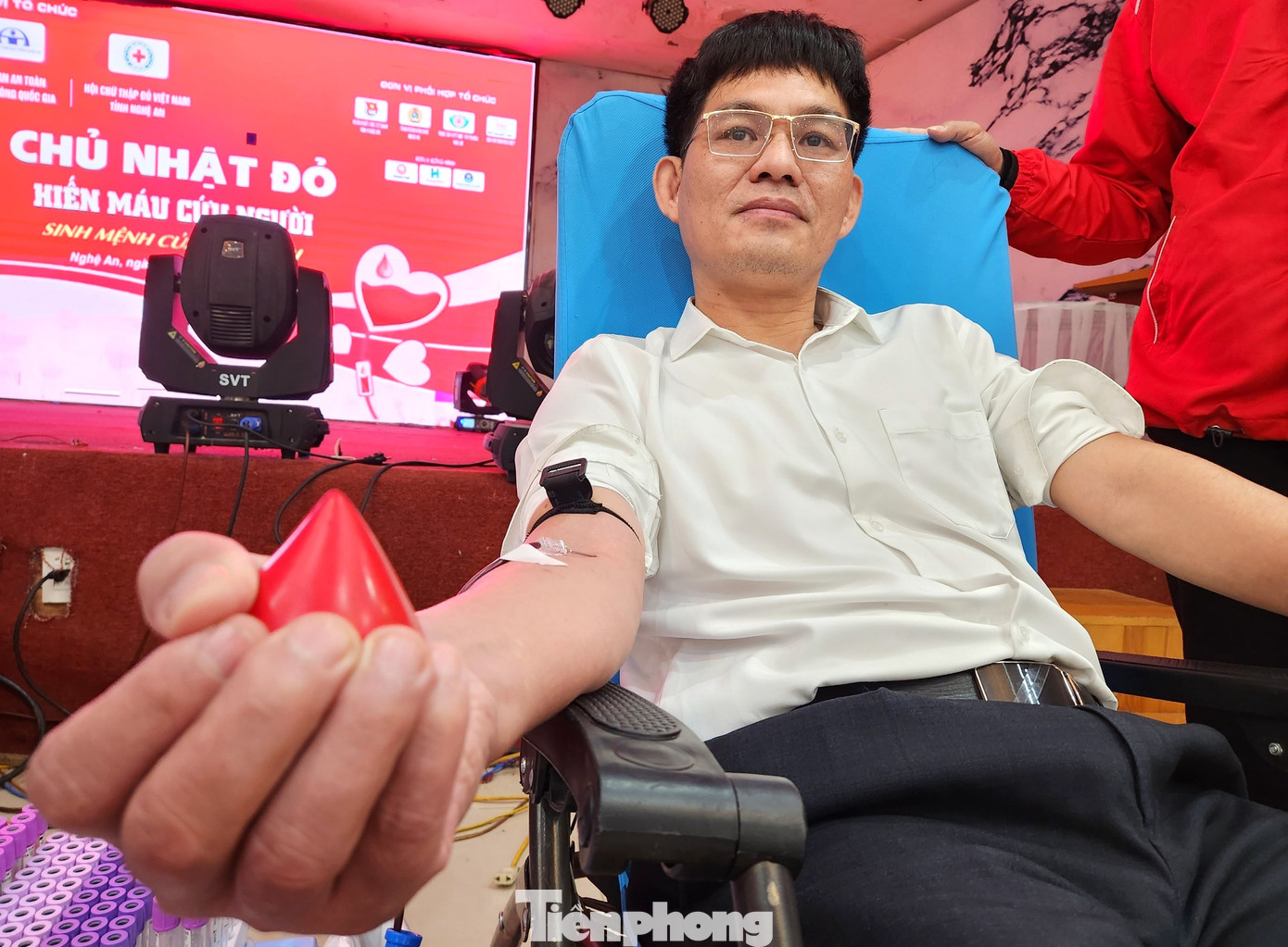 Ông Chu Bá Long - Phó Bí thư Đảng ủy Khối các cơ quan tỉnh Nghệ An tham gia hiến máu.