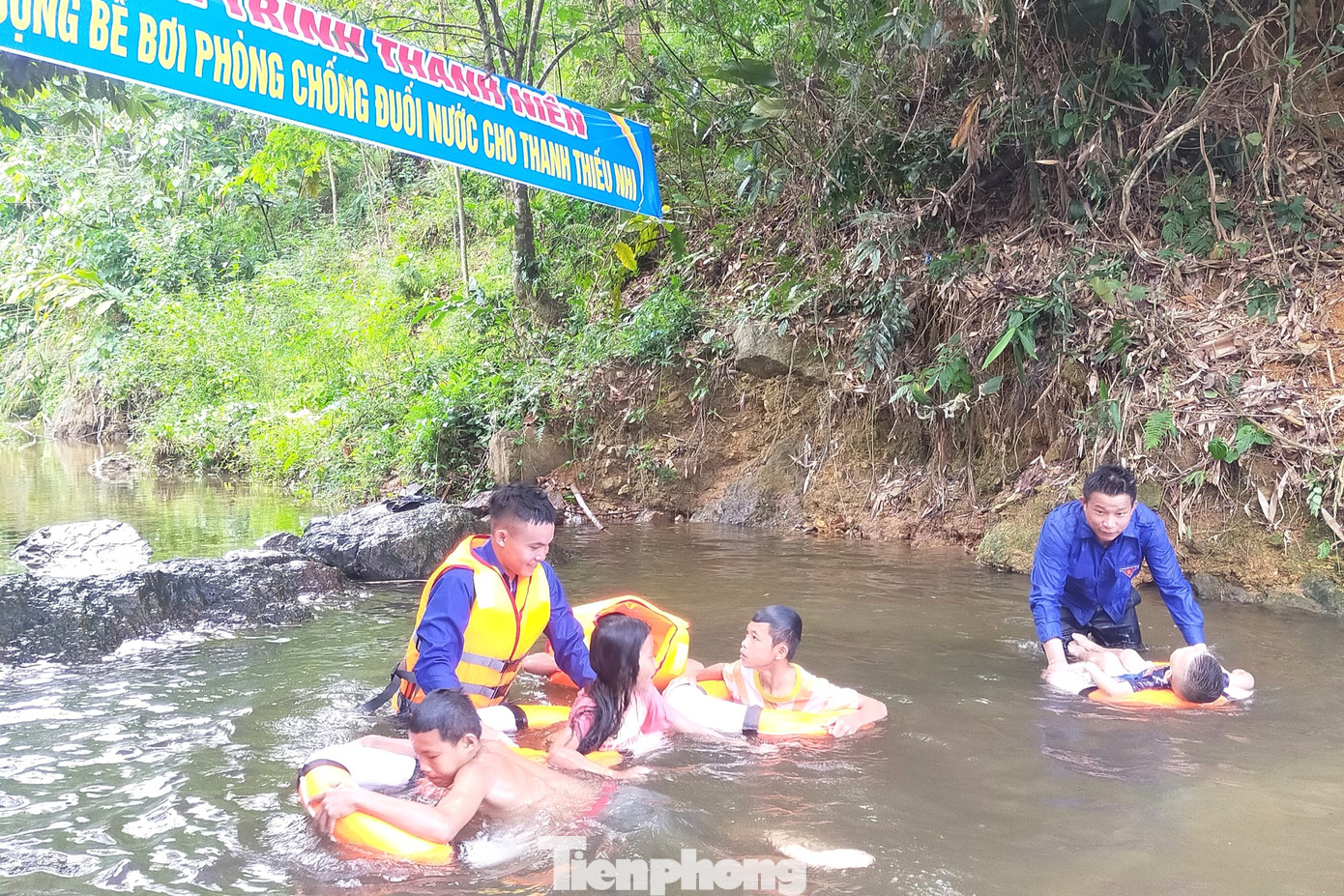 Trước khi xuống nước, các em được trang bị áo phao, phao chống đuối nước đầy đủ.