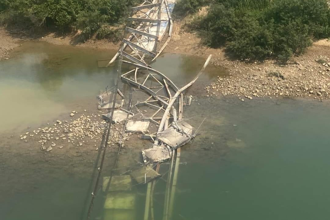 Một phần cấu kiện cầu nằm dưới lòng sông. Một phần cấu kiện cầu nằm dưới lòng sông.