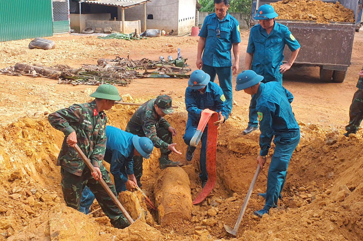 Quả bom còn nguyên kíp nổ, được phát hiện cách nhà dân khoảng 50m Quả bom còn nguyên kíp nổ, được phát hiện cách nhà dân khoảng 50m
