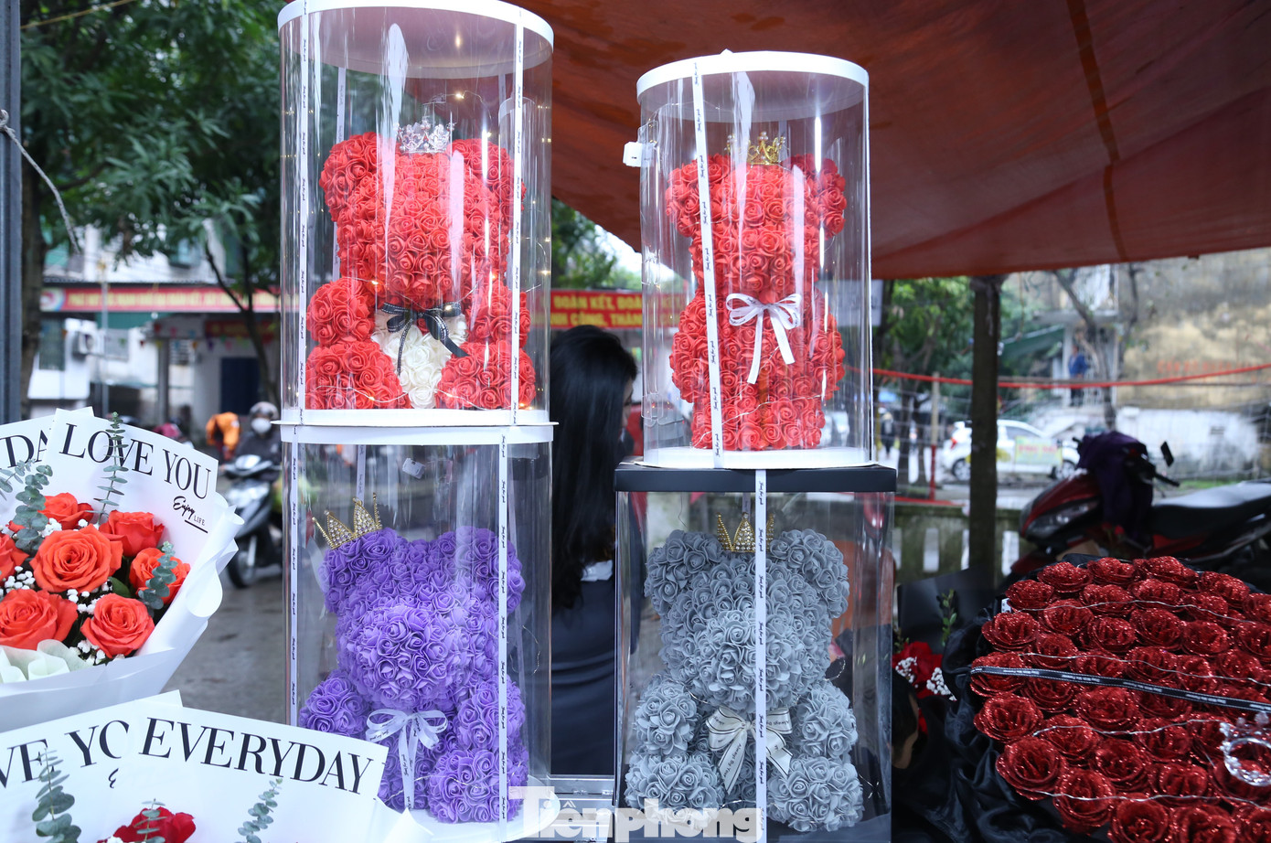 Một chú gấu được kết từ hoa sáp có giá 700.000 đồng.