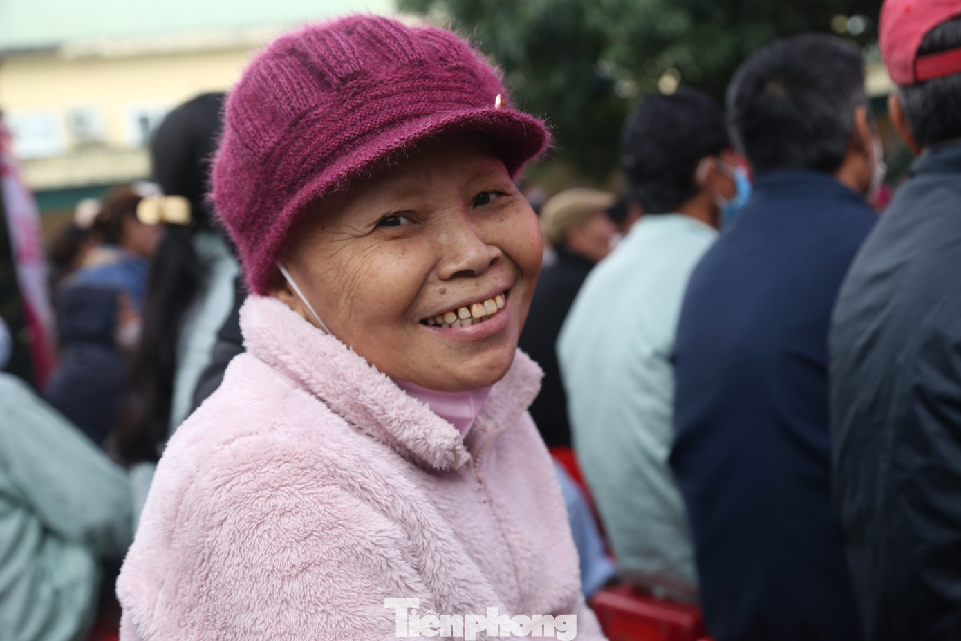 Bà Trần Thị Ngọc (64 tuổi, trú xã Châu Quang, huyện Quỳ Hợp, Nghệ An) bị ung thư phổi di căn sang gan, xương. Bà vào viện từ năm 2019, đến nay đã có hơn 6 năm xem "viện là nhà". "Tôi cảm nhận chương trình rất hay và ý nghĩa. Sau những giờ điều trị căng thẳng, đây là phút giây người bệnh chúng tôi được thư giãn, giảm bớt căng thẳng, âu lo", bà Ngọc tâm sự.