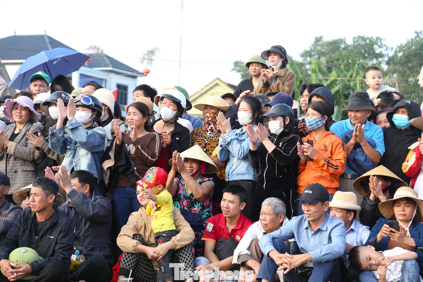 Người dân reo hò phấn khích.