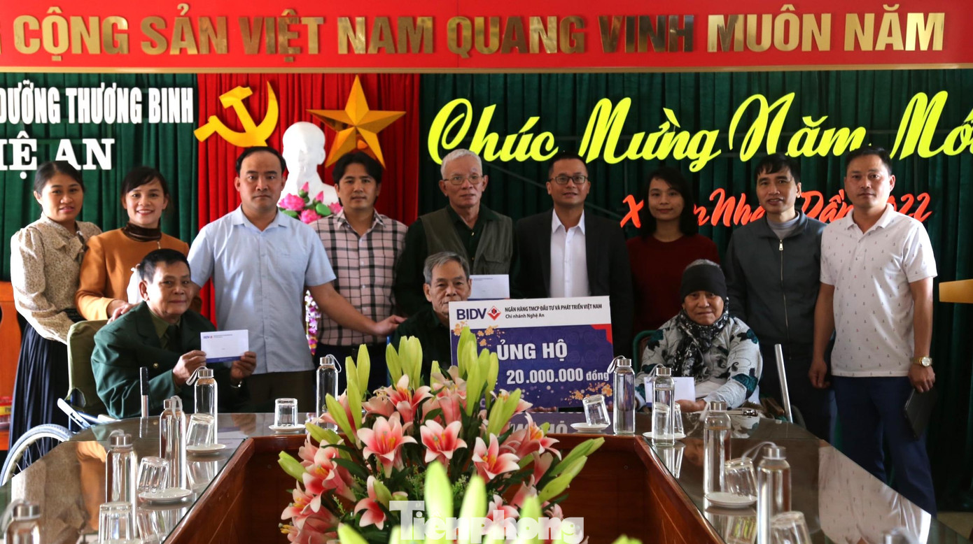 Ngân hàng BIDV Chi nhánh Nghệ An, báo Tiền Phong trao quà Tết cho thương bệnh binh Nghệ An