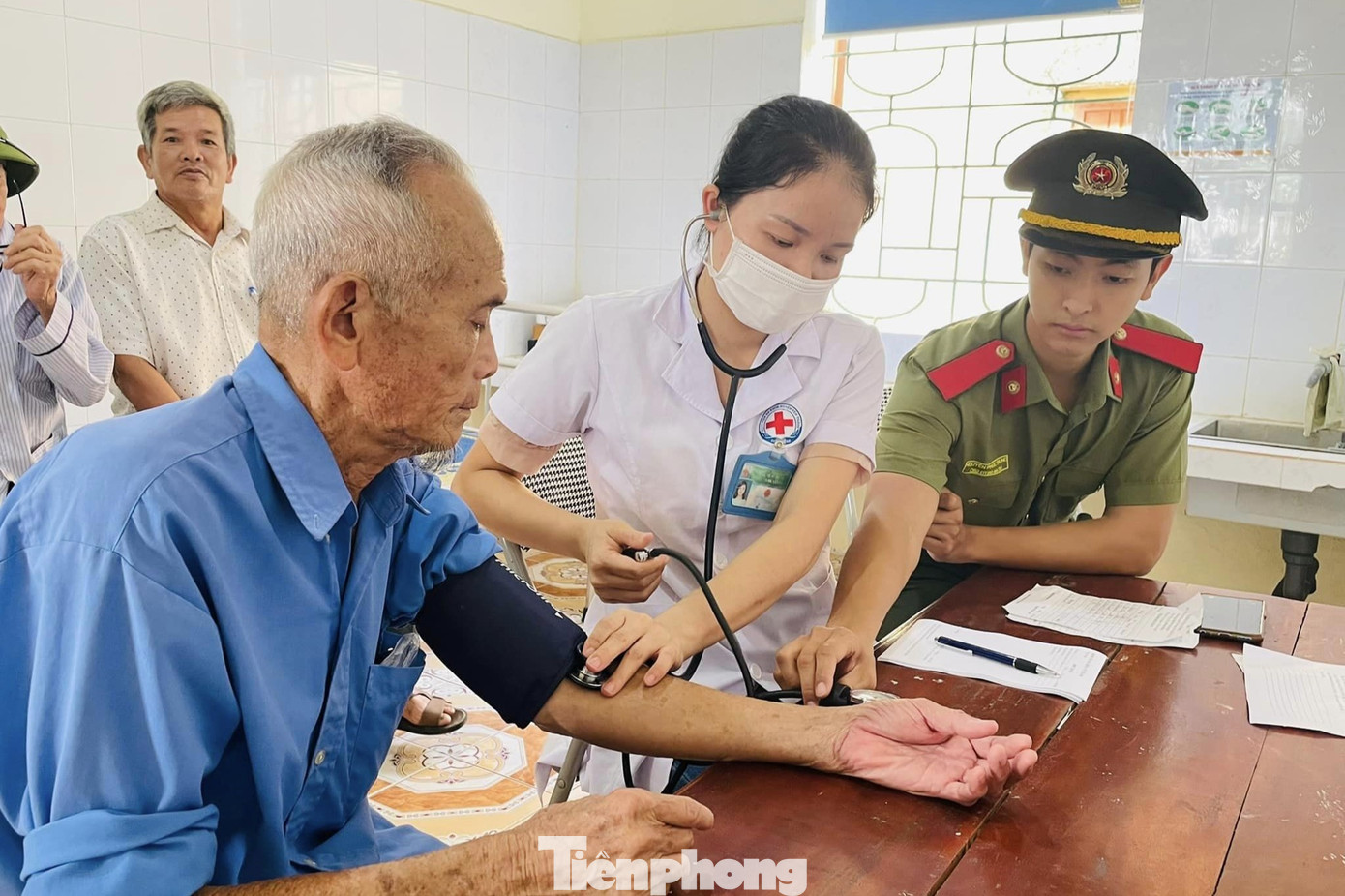 Khám, phát thuốc miễn phí cho người già.