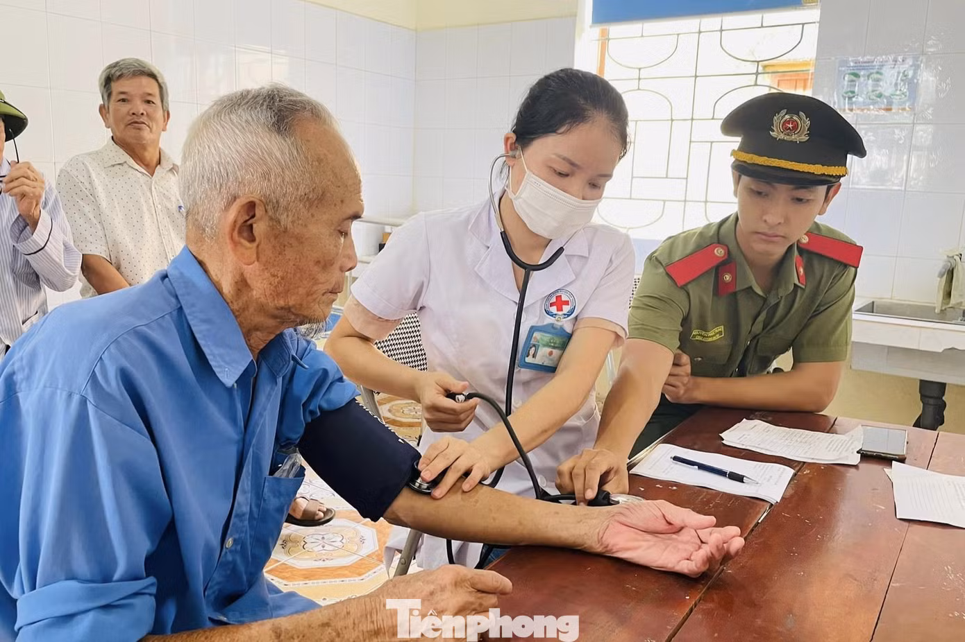 Khám, phát thuốc miễn phí cho người già.