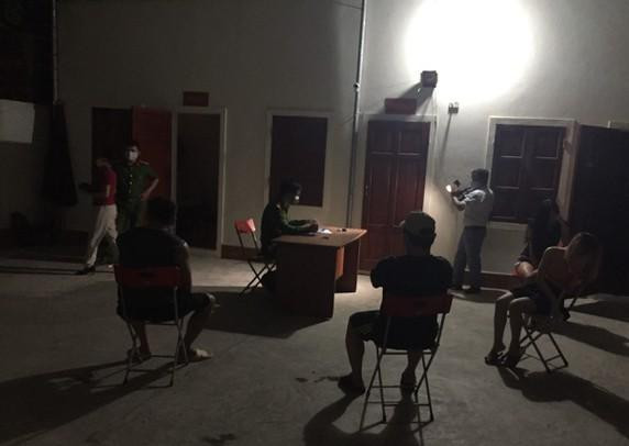 Công an lập biên bản xử lý các trường hợp vi phạm. Công an lập biên bản xử lý các trường hợp vi phạm.