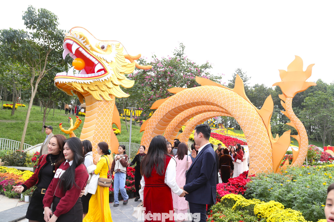 Trong đó, khu vực đặt linh vật rồng thu hút nhiều người nhất.