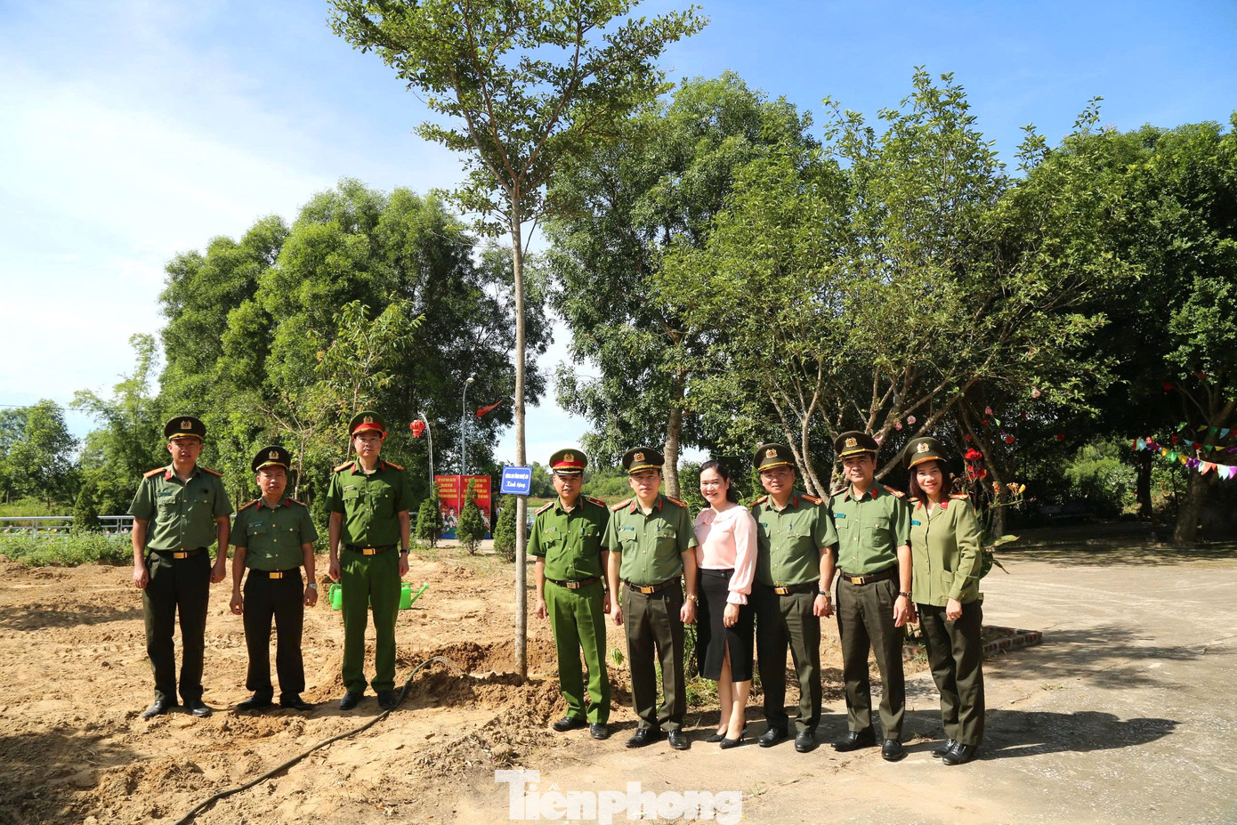 Sau lễ ra quân, các đại biểu tham gia trồng cây tại phường Nghi Hương.