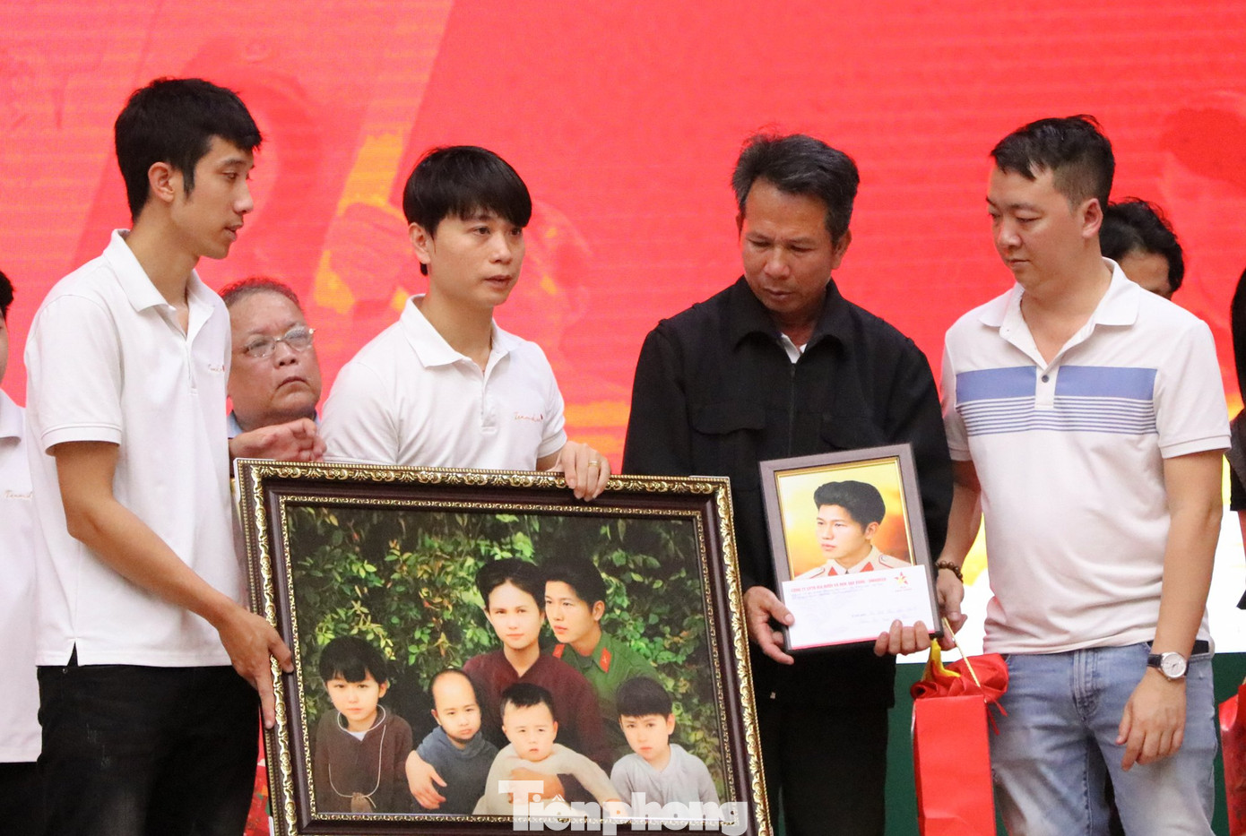 Anh Lê Quyết Thắng - Trưởng nhóm Team Lee chia sẻ: “Từ khi khởi động chương trình, chúng tôi đã nhận hàng trăm tin nhắn, kèm ảnh, thông tin của các liệt sĩ. Mục tiêu ban đầu của nhóm là phục dựng 70 tấm nhưng đến thời điểm này, chúng tôi đã hoàn thành hơn 100 bức ảnh. Chúng tôi muốn gửi tới thân nhân, gia đình các liệt sĩ như món quà Tết, tri ân những người đã hy sinh để có nền hòa bình, độc lập, thống nhất và toàn vẹn lãnh thổ hôm nay”.