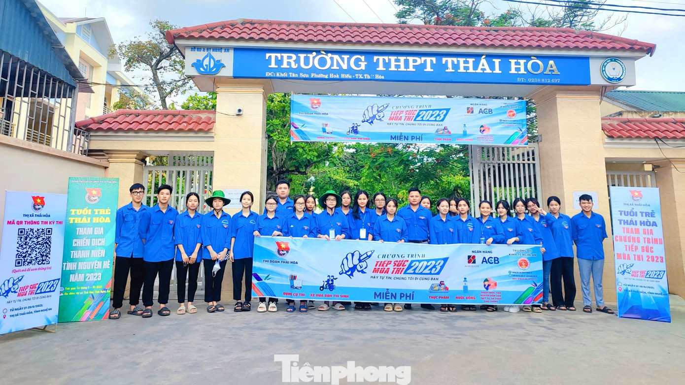 Khác với mọi năm, năm nay, tại điểm thi trường THPT Thái Hòa (thị xã Thái Hòa, Nghệ An), Ban Thường vụ Thị đoàn Thái Hòa đã bố trí bảng chứa mã QR thông tin kỳ thi để các bạn thí sinh có thể tra cứu số báo danh, phòng thi, các nội quy, quy chế trong quá trình tham dự Kỳ thi THPT Quốc gia năm 2023.